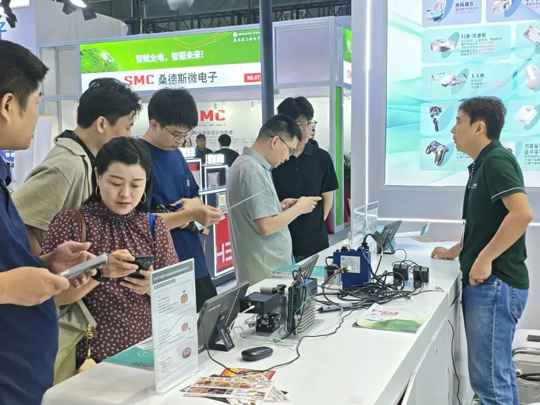 观众在展台前咨询交流