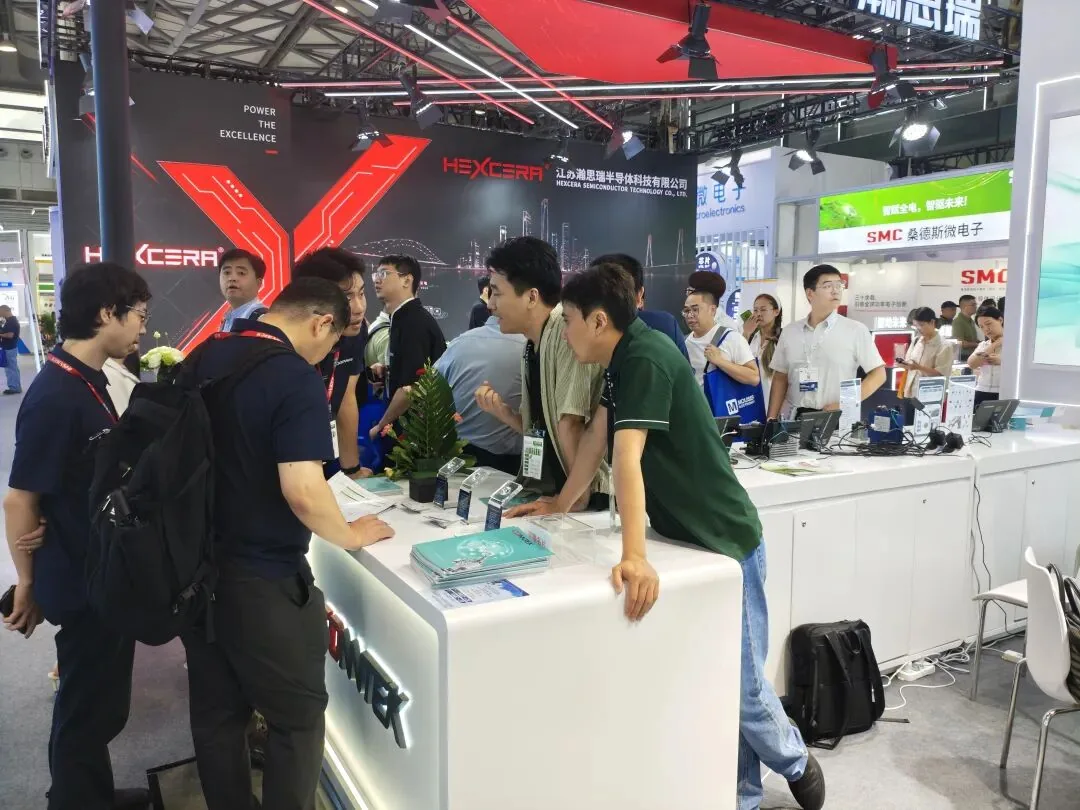 展台前观众交流洽谈