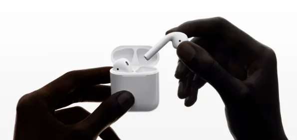 AirPods 翻盖触发设计（图源苹果官网）